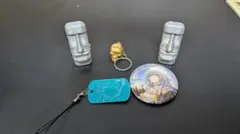 モアイ像とキャラクターグッズセット