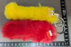 ふわふわ 顔つき ファー キーホルダー 赤 黄 [匿名発送]