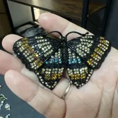 蝶の形ブローチ 黒と金色のストーン装飾
