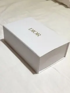 Dior ホワイト ギフトボックス 中型