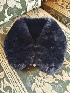 黒いフェイクファー素材のマフラー