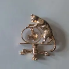 ②猫 金魚鉢ブローチ