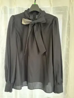 ブルーレーベル　ブラックリボン付き長袖ブラウス