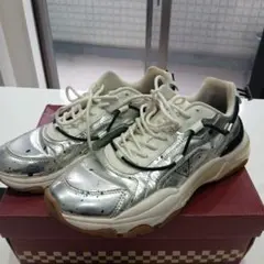 GUESS シルバー スニーカー27サイズのサムネイル