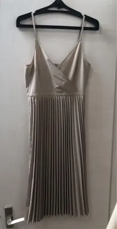 ベージュ サテン風 プリーツキャミワンピース