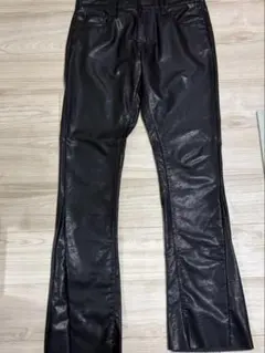 ミニマル　レザー風フレアーパンツ