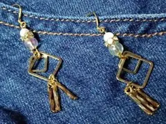 ダブルスクエアパーツとツイストビーズのピアス