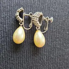 パールホワイト ドロップ型イヤリング