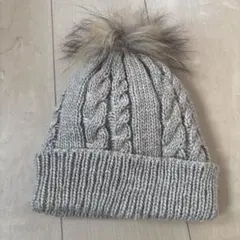 グレー ケーブル編み ニット帽 ファー付き