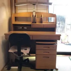 値下げ！！オカモト照明付き学習机と椅子３点セット⭐︎宮崎県 大幅値下げ！！オカモト照明付き学習机と椅子3点セット⭐︎宮崎県 勉強