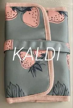 カルディ　いちご柄　トラベルポーチ