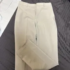 ユニクロ ベージュ スラックス