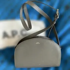 A.P.C. ハーフムーン ショルダーバッグ グレーのサムネイル
