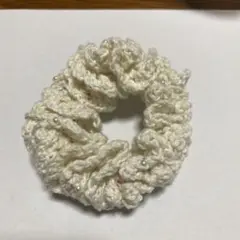 アイボリー ビーズ付きフリルシュシュ