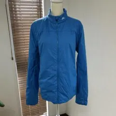 青いジャケット Kのロゴ付き