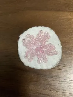 ピンクビーズ刺繍桜モチーフのブローチ