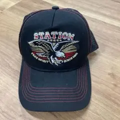 STATION 刺繍トラッカーキャップ ブラック