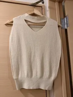 Lilybrownクリーム色 Vネック タンクトップのサムネイル