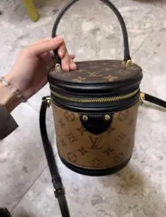 定番の✨ L o u is V ~uittonモノグラム ショルダーバッグ！！