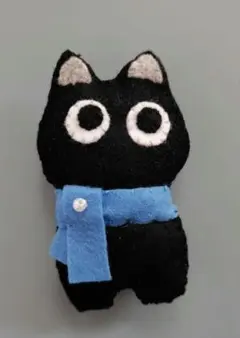 ハンドメイド　青いマフラーをした 黒猫ちゃんのブローチです