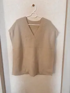 GU ベージュ Vネック ニットベスト