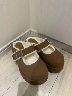 Bergen ベルゲン テクスチャーファートリムバックルプラットフォームミュール