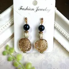 ファッションピアス/イヤリング 金色 黒ビーズ(ハンドメイド)