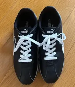 PUMA ブラック×ホワイト スニーカー