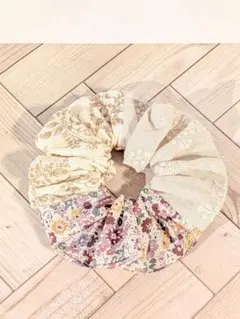 №9シュシュ　ハンドメイド　ベージュ　小花