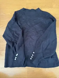 黒いニット長袖トップス ボタン付き