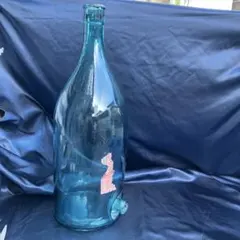 (692箱16)アンティークな青色ガラスボトル 特大大サイズ
