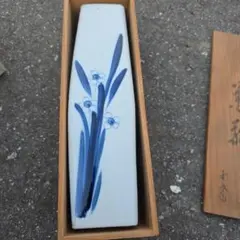 青い花デザイン 陶器製花器 木箱入り