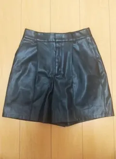 ブラックレザー風ショートパンツ