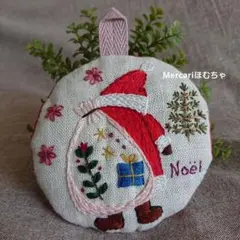 ハンドメイド 刺繍 壁飾り オーナメント サンタクロース後ろ姿 クリスマス