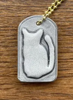 【ハンドメイド】ぷっくり猫シルエットの本革キーホルダー（ライトグレー）