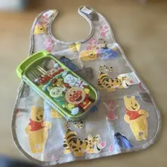アンパンのカトラリーセットと 熊のプーさんのビニールエプロン