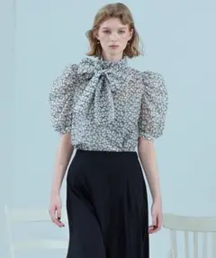 Sov. パフスリーブボウタイブラウス ¥37,400のサムネイル