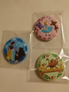 ディズニー　刺繍缶バッジ　ライオンキング　ふしぎの国のアリス　白雪姫