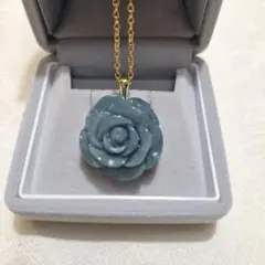 特別価格　翡翠 薔薇彫刻 ペンダント