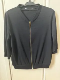 黒い7分袖ジップアップジャケット