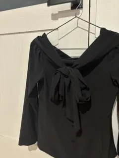 黒いオフショルダー長袖シャツのサムネイル