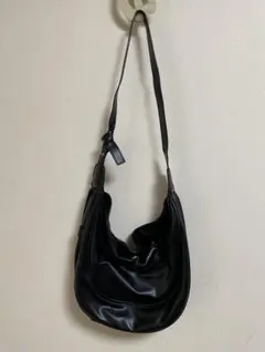 黒い合成皮革ショルダーバッグ