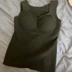 暖かく　カップ付き黒タンクトップ