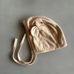 ベージュの耳付きベビーボンネット