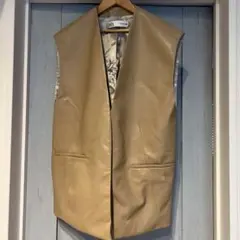 ZARAのフェイクレザーベスト