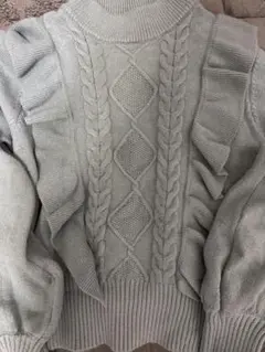 フリル付きグレー長袖ニットセーター