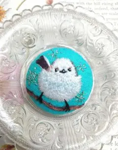 【No.351】シマエナガと雪の結晶の刺繍ブローチ