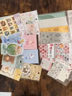 お買い得！ お楽しみBOX！シール、ステッカー、メモ帳等 40点以上入ってます♡