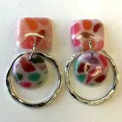 5859 オレンジと紫、ピンクとブルーのカラフルチャームとフーブのピアス