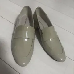 超美品⭐︎ANTEPRIMAベージュ エナメルローファーのサムネイル